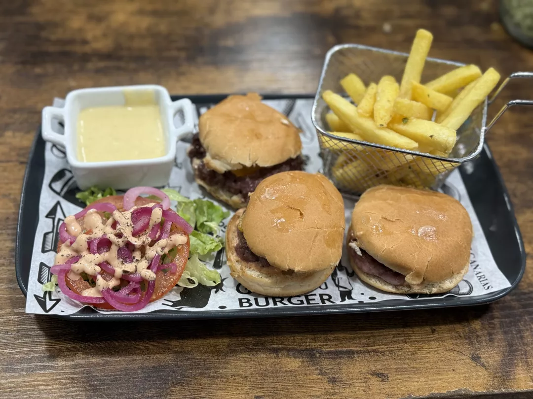 Hamburguesitas, con deep de salsa de queso.