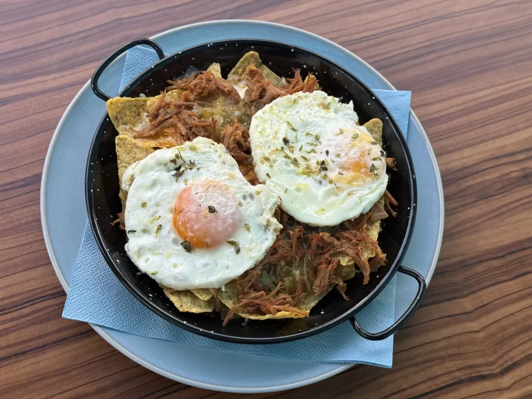 Chilaquiles con pulled pork y huevos fritos