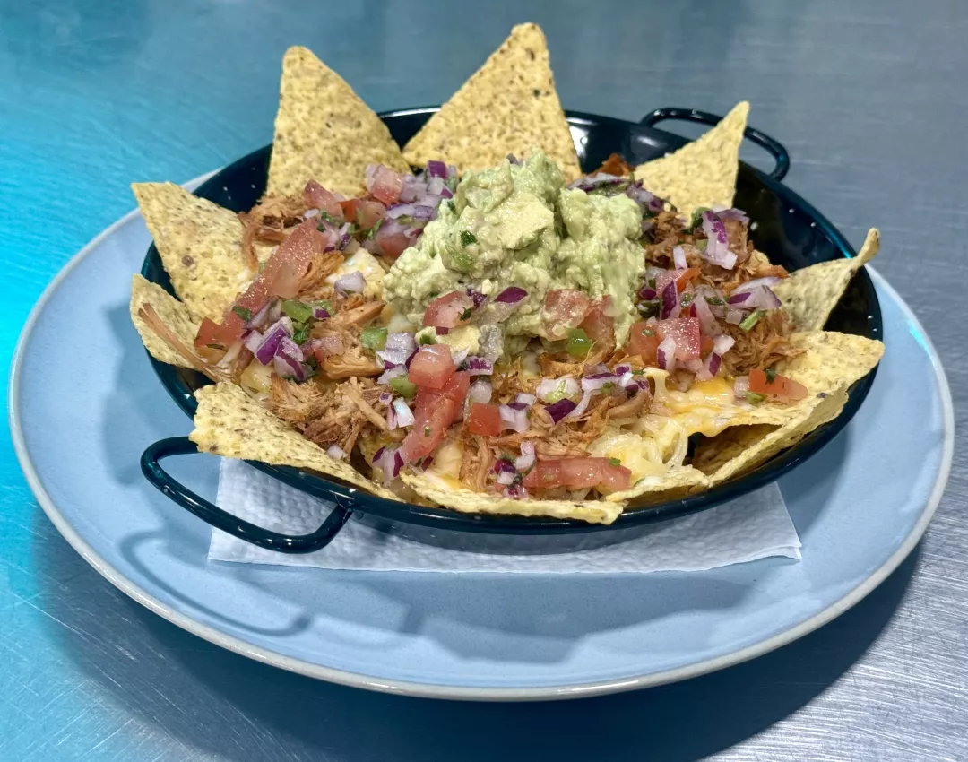 Nachos con queso, guacamole y pulled pork