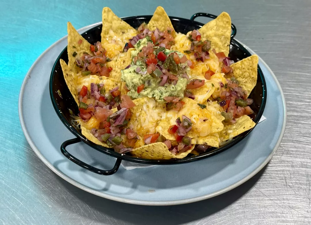Nachos con queso y guacamole