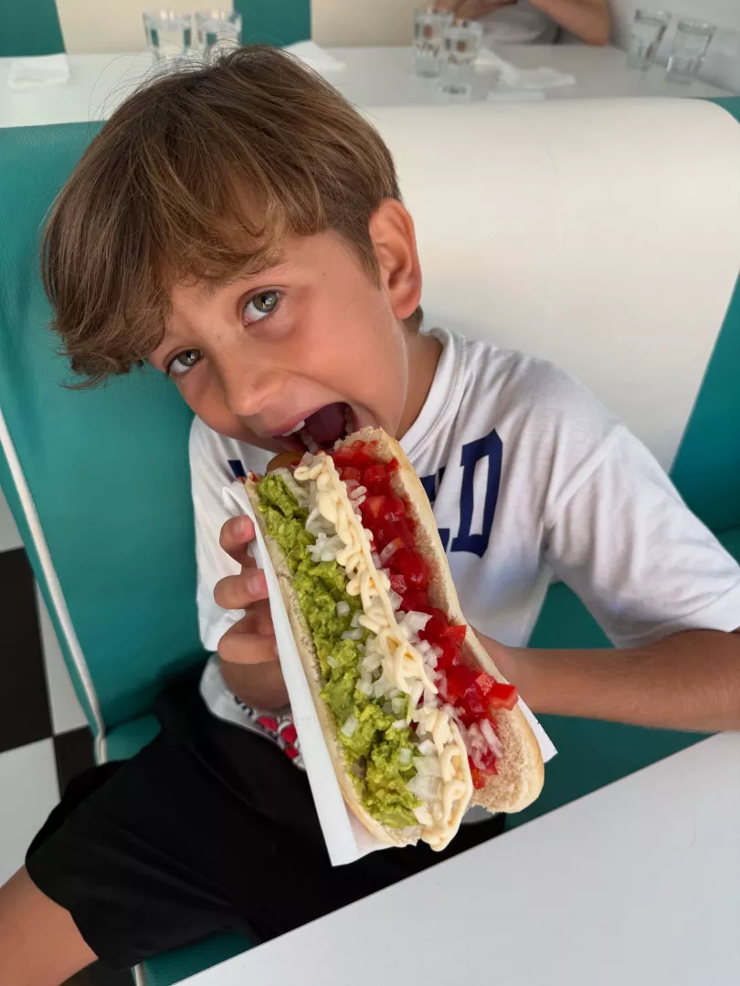 Hot dog completo italiano.