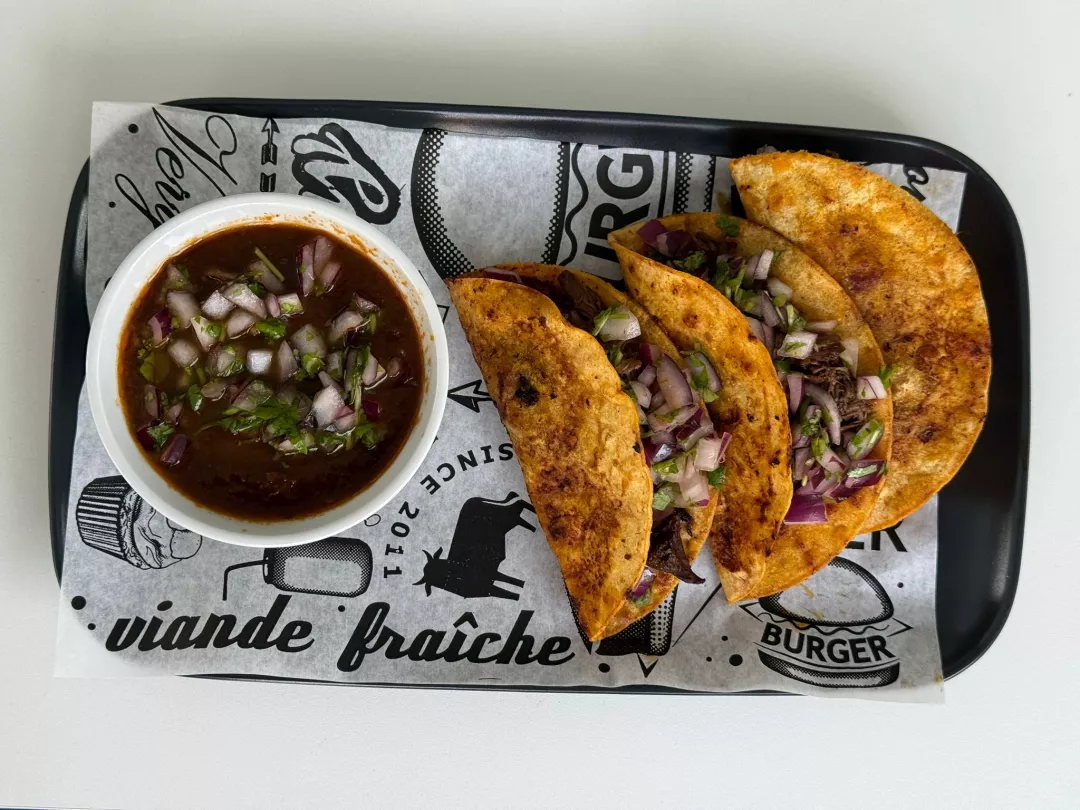 Taco de birria y guacamole